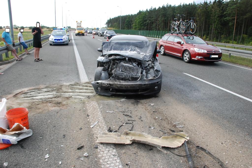 BMW uderzyło w autobus wypadek na autostradzie A1